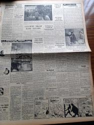 Vatan Gazetesi - 10 Nisan 1957 - İngiliz Cevabi Notası Türkiye'ye Verildi - Kasım Gülek'in Duruşması Gizli Yapıldı - Robert Kolejde Yapılan Toplantıda Batılılaşmak Mevzuu Dört İlim Adamı Arasında Konuşuldu - Cumhurbaşkanı Celal Bayar'a Hakaret Etmekle Suçlanan Berbat Süleyman Lakaplı Süleyman Gönül Zabıtları İnkar Etti - Sinema Artisti Elsa Martinelli 18 Ay Hapse Mahkum Oldu - Kırmızı Mihver Tatbikatı Cuma Günü Başlıyor - Çanakkale Türk'ün Kahramanlık Destanı Yazan Alan Moorehead Yazı Dizisi - Ahmet Mithat Efendi'nin Bir Romanı Musullu Süleyman Sadeleştiren Behçet Necatigil Yazı Dizisi - Rock'n Roll Ve Yunus Emre Yazan Ahmet Kutsi Tecer - Ramazan Köşesi - Cezayir'de Mikrop Harbi Başlamış - Kan Deryası Macar İhtilalinin Destanı Yazan Alan Moorehead Yazı Dizisi - 1001 Gece Masalları Hazırlayan Suat Taşer Yazı Dizisi - Batakhane İnsanları Yazan Adnan Veli Yazı Dizisi - Vidi Vidi Çizgi Roman Walter Lantz - Fenerbahçe Kasımpaşa Karşısında Gol Rekoru Kırabilecek Mi - Mithatpaşa Stadında Gece
