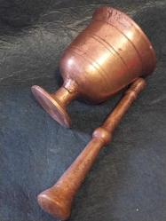 HAVAN, PİRİNÇ HAVAN ORİJİNAL EL'İ İLE BERABER..Havan 11 cm , El 18 cm.1900'lerden Antika HAVAN.