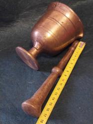HAVAN, PİRİNÇ HAVAN ORİJİNAL EL'İ İLE BERABER..Havan 11 cm , El 18 cm.1900'lerden Antika HAVAN.