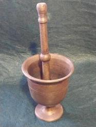 HAVAN, PİRİNÇ HAVAN ORİJİNAL EL'İ İLE BERABER..Havan 11 cm , El 18 cm.1900'lerden Antika HAVAN.