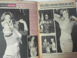 Pazar Haftalık Aktüalite Sinema Tiyatro Müzik ve Magazin Dergisi - 1976 Yılı - Sayı:1026 - Arzu Okay - Vayna - Gülgün Erdem dükkan açtı - Asuman Kıratlı - Mine Mutlu da evli ve eski aşkı Melih Gülgen ile barıştı - Arzu Okay - Feri Cansel - Melek Görgün - Ceyda Karahan - Sevim Tuna, Romalı Perihan'ı az kaldı dövecekti - Emel Sayın ve Muazzez Abacı ayrıldıkları eski eşleriyle nikahsız balayı deniyorlar - Morali yerine gelen Türkan Şoray Bodrum'da kolları sıvayıp kamera arkasına geçti - Nalan Çöl Yeşilçam'da aradığını bir türlü bulamıyor - Pazar'a kapak olan İsveç'li yıldız Vicky kaybolunca annesi kızını aramak için İstanbul'a geldi - Çıplak artist Alev Altın - Funda Ersin - Pakize Suda - Sevda Ferdağ - İlknur Taçbaş - Zeki Müren - Nil Burak - Emel Sayın fotoğraf ve haberi - Tam Takım Dergi