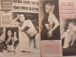 Pazar Haftalık Aktüalite Sinema Tiyatro Müzik ve Magazin Dergisi - 25 Kasım 1976 - Sayı:1053 - Arzu Okay - Gamze Öz - Çekimi geçen yıl başlayan film bu yıl bitirebildi - Erol Solak - Saim N. Bilge - Eski bir tiyatro ve sinema emekçisini yitirdik - Kemal Sunal - Gül Sunal - Halit Akçatepe - Türkiye'yi Nilüfer, Tanju Okan, Neco temsil edecek - Ajda Pekkan - Marina Voica - Michika Takaoka - Tony Paiton - Fatma Girik TRT'ye yönetmen oluyor - Sevda Ferdağ ''bin yıllık ölüm'' adlı tv dizisinde başrol oynuyor - Arzu Okay sonbaharda bir çıplak - Meral Orhonsay - Aytaç Arman - Aliye Rona - İhsan Gedik - Mengü Yeğin - Ülkü Erakalın - Sadri Alışık - Macit Flordun - Ayla Oranlı - Altı ayda dört ülkede dans etti - Dansöz Banu - Menekşe adını Safiye Ünal diye değiştirdi - Puşkaş Ergun - Aynur Akarsu'ya futbol dersi veriyor - şantöz Hale Hanzade soyunma rekoru kırdı - Hem masum hem de dişi - Gillian Duxbury fotoğraf ve haberi - Tam Takım Dergi