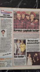 MEYDAN PAZAR GAZETESİ -  7 ŞUBAT 1993 - İKİSİ DE ASSOLİST, EMRAH İLE SEREN SERENGİL - RAŞİT SÜERKAN , KIRMIZI ŞAPKALI KIZLAR - KADINLAR MATİNESİ ESKİ GÜNLERİNİ YAŞIYOR -  MEDYUM MEMİŞ , İSLAM AHLAKI , YALAN , GIYBET ,RİYA VE İFTİRA - MEGA ŞOV'UN AĞIR TOPLARI , HÜLYA AVŞAR , İBRAHİM TATLISES , DEMET AKBAĞ VE RASİM ÖZTEKİN - AJDA PEKKAN , EMEL SAYIN , SEZAN AKSU - HİKMET UYSAL ELİNİ KANA BULAYAN KADIN - LEZBİYEN İLİŞKİLERDE BÜYÜK PATLAMA - GÜLTEN SİNAN ANLATIYOR , BİR BEBEK İÇİN CANIMI BİLE VERİRİM - YASAK İLİŞKİYE GİRDİĞİ AKREP ŞÜKRİYE ' NİN KURBANI OLDU - MODA , ŞIKLIĞA İMZA ATIN  -  BİRAZ DA MİZAH - ATİLLA BİRKİYE , SON YEMEK - LALE MANSUR , DÜŞ GEZGİNLERİ -WHİTNEY HOUSTON ' UN BAŞROL OYNADIĞI BADYGUARD FİLMİNİN MÜZİĞİ BÜTÜN DÜNYADA KAPIŞILIYOR - NURSELİ İDİZ