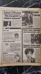 MEYDAN PAZAR GAZETESİ -  7 ŞUBAT 1993 - İKİSİ DE ASSOLİST, EMRAH İLE SEREN SERENGİL - RAŞİT SÜERKAN , KIRMIZI ŞAPKALI KIZLAR - KADINLAR MATİNESİ ESKİ GÜNLERİNİ YAŞIYOR -  MEDYUM MEMİŞ , İSLAM AHLAKI , YALAN , GIYBET ,RİYA VE İFTİRA - MEGA ŞOV'UN AĞIR TOPLARI , HÜLYA AVŞAR , İBRAHİM TATLISES , DEMET AKBAĞ VE RASİM ÖZTEKİN - AJDA PEKKAN , EMEL SAYIN , SEZAN AKSU - HİKMET UYSAL ELİNİ KANA BULAYAN KADIN - LEZBİYEN İLİŞKİLERDE BÜYÜK PATLAMA - GÜLTEN SİNAN ANLATIYOR , BİR BEBEK İÇİN CANIMI BİLE VERİRİM - YASAK İLİŞKİYE GİRDİĞİ AKREP ŞÜKRİYE ' NİN KURBANI OLDU - MODA , ŞIKLIĞA İMZA ATIN  -  BİRAZ DA MİZAH - ATİLLA BİRKİYE , SON YEMEK - LALE MANSUR , DÜŞ GEZGİNLERİ -WHİTNEY HOUSTON ' UN BAŞROL OYNADIĞI BADYGUARD FİLMİNİN MÜZİĞİ BÜTÜN DÜNYADA KAPIŞILIYOR - NURSELİ İDİZ