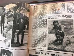 SES, HAFTALIK AKTÜALİTE SİNEMA, TİYATRO, MÜZİK ve GENÇLİK MECMUASI - 1969 YILINDAN CİLT İÇİNDE TOPLAM 26 SAYI - HEPSİ BİR CİLT İÇİNDE -  EKREM BORA, SÜLEYMAN TURAN, GÖKSEL ARSOY, AYHAN IŞIK, SADRİ ALIŞIK, REHA YURDAKUL, ALAIN DELON, MARLON BRANDO, TANJU GÜRSU, TÜRKAN ŞORAY, FİLİZ AKIN, HÜLYA KOÇYİĞİT, BELGÜN DORUK, NERİMAN KÖKSAL, MUZAFFER TEMA, SEMA ÖZCAN, AJDA PEKKAN, SEMA ÖZCAN, İZZET GÜNAY, FATMA GİRİK, LEYLA SAYAR, EROL TAŞ, ZEKİ MÜREN, ZEYNEP DEĞİRMENCİOĞL , NİLÜFER KOÇYİĞİT, HÜSEYİN PEYDA, EDİZ HUN, SALİH GÜNEY, SELMA GÜNERİ, LÜTFULLAH SURURİ, SÜLEYMAN TURAN, PARLA ŞENOL, TANJU GÜRSU, SALİM DÜNDAR, ELVIS PRESLEY, JOHHNY HALLYDAY, ÖMER ŞERİF, TİMUR SELÇUK, ALİYE RONA, SOPHIA LOREN, ERDEN GÜVENÇ, TONY TUNÇ, YILDIZ KENTER,SEMA ÖZCAN, ORHAN GÜNŞİRAY, PATRICK NEAL, GÜNERİ TECER, DOĞAN ONAT, SEVDA AYDAN, CEM KARACA, KUZEY VARGIN, ERMAN ŞENER, ÜSTÜN POYRAZ, GÜLSÜM KAMU, SEVDA FERDAĞ, GÖKSEL KORTAY, VAHİ ÖZ, JEAN PAUL BELMONDO, MURAT SOYDAN, EMEL SAYIN, SOPHIA LOREN, TUGAY TOKSÖZ