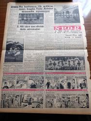 Vatan Gazetesi - 20 Mart 1957 - Maarifte Yeni Ufuklar Yazan Ahmet Emin Yalman Köşe Yazısı - Akabe Kapatılırsa İsrail Harp Edecek - Suriye'de Siyasi Buhran - Osman Bölükbaşı Yeni Bir Anayasa İçin Mücadele Ediyoruz Dedi - Artist Dansöz Şarkıcı Abbe Lane Fotoğraf - Denizcilik Bankasında Zarar 11 Milyonu Aşıyor - İspanya'nın NATO'ya Girmesi İsteniyor - Ahmet Mithat Efendi'nin Bir Romanı Musullu Süleyman Sadeleştiren Behçet Necatigil Yazı Dizisi - Çanakkale Türk'ün Kahramanlık Destanı Yazan Alan Moorehead Yazı Dizisi - Hukuk Fakültesi Fikir Kulübü Kuruldu - Genç Şair Metin Eloğlu'nun Şiir Kitabı Sultan Palamut Toplattırıldı - Reşat Nuri Güntekin İçin Yazan Ruşen Eşref Ünaydın Yazı Dizisi - Kan Deryası Macar İhtilalinin Destanı Yazan Szakaly Ferenc Yazı Dizisi - Bu Haftanın İlk Mühim Maçı Vefa Adalet Arasında Oynanıyor - Federasyon Kupası Maçları 20 Nisan'da Başlayacak - Buk Rocers Çizen Rick Yager - Stiv Roper Çizen Saunder Ve Woggon - Kurt Kapan Nero Çizen Rex Stout -  Adnan Menderes
