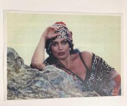 TÜRKAN ŞORAY, GAZETEDEN KESİLME FOTOĞRAFI, 30 x 21  cm EBADINDA