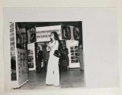 TÜRKAN ŞORAY, GAZETEDEN KESİLME FOTOĞRAFI, 30 x 21  cm EBADINDA