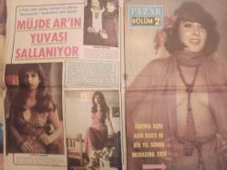 Pazar Haftalık Aktüalite Sinema Tiyatro Müzik ve Magazin Dergisi - 1976 Yılı - Sayı:1012 - Emel Sayın - Nalan Çöl - Nazan Adalı evleniyor - Dünyaya göbek attıran Kudret Şandra'nın Yeşilçam'da şansı her geçen gün artıyor - Müşfik Kenter ve Sevinç Pekin aşkı için herkes aynı kanıda - Tansu Sayın - Oya Peri - Serap Olguner - Mine Sun - Leyla Başar - Senar Seven son iki filminde de çırılçıplak soyunmuştu - Müjde Ar'ın yuvası sallanıyor - Sevda Ferdağ - Oksal Pekmezoğlu - Ali Poyrazoğlu - Türkan Şoray ''Bu yalanlardan bıktım artık. Evimdeyim ve yaşantımdan son derece memnunum'' - Ver elini Adana - Yeşim Yükselen - Ülkü Özen sessiz ve derinden gidiyor - Alev Altın büyük aşk yaşıyor - Fatih Yüzaltı fotoğraf ve haberi - Tam Takım Dergi