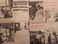 Pazar Haftalık Aktüalite Sinema Tiyatro Müzik ve Magazin Dergisi - 27 Ocak 1977 - Sayı:1062 - Caroll Bells - Nalan Çöl - Nilüfer - Ufukta Evlilik Var Ama Ne Zaman? - Rıza Silahlıpoda - Tokyo Yolcusu Şenay, Kimono ile Dolaşıyor - Neco ile Oya German kulüp tiryakisi oldu - Canan Candan - Işık Yavuz - Öztürk Serengil - İlhan Daner - Hadi Çaman - Safiye Filiz - Bülent Ersoy - Filiz Akın - Hülya Koçyiğit ancak Uludağ'da kendine gelebildi - Kemal Yamak - Gökben Uludağ'da ''Aşka Devam'' diyor - Neşe Alkan hem besteci, hem şarkıcı - Gülşen Bubikoğlu eşinin yönettiği filmde oynadı - Türker İnanoğlu - Gülşen Bubikoğlu - İlker İnanoğlu - Fatma Girik filme başladı ama üçüncü günü hastalandı - Melek Görgün yaş gününde konuklarına göbek attırdı - Deniz Erkanat - Ülkü Özen - Selen Büke - Alev Altın - Nükhet Duru iki yıl öncesi cömertçe soyunuyordu - Seyyal Taner - Tango devri geri geldi - Seceattin Tanyerli - Fehmi Ege - Arzu Okay - Ceyda Karahan - Nalan Çöl - Mireille Alonville - Tam Takım Dergi