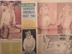 Pazar Haftalık Aktüalite Sinema Tiyatro Müzik ve Magazin Dergisi - 27 Ocak 1977 - Sayı:1062 - Caroll Bells - Nalan Çöl - Nilüfer - Ufukta Evlilik Var Ama Ne Zaman? - Rıza Silahlıpoda - Tokyo Yolcusu Şenay, Kimono ile Dolaşıyor - Neco ile Oya German kulüp tiryakisi oldu - Canan Candan - Işık Yavuz - Öztürk Serengil - İlhan Daner - Hadi Çaman - Safiye Filiz - Bülent Ersoy - Filiz Akın - Hülya Koçyiğit ancak Uludağ'da kendine gelebildi - Kemal Yamak - Gökben Uludağ'da ''Aşka Devam'' diyor - Neşe Alkan hem besteci, hem şarkıcı - Gülşen Bubikoğlu eşinin yönettiği filmde oynadı - Türker İnanoğlu - Gülşen Bubikoğlu - İlker İnanoğlu - Fatma Girik filme başladı ama üçüncü günü hastalandı - Melek Görgün yaş gününde konuklarına göbek attırdı - Deniz Erkanat - Ülkü Özen - Selen Büke - Alev Altın - Nükhet Duru iki yıl öncesi cömertçe soyunuyordu - Seyyal Taner - Tango devri geri geldi - Seceattin Tanyerli - Fehmi Ege - Arzu Okay - Ceyda Karahan - Nalan Çöl - Mireille Alonville - Tam Takım Dergi