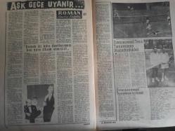 Pazar Haftalık Aktüalite Sinema Tiyatro Müzik ve Magazin Dergisi - 25 Ağustos 1957 - Sayı:48 - Erkeklere Metelik Vermeyen Kız - Gürültü Etmek Yasaktır ama Gürültüye Gitmek Yasak değildir - Kibar Hırsız ve Taş Devri Çizgi Romanları - Geçen Hafta Neler Oldu - Bıçaklı Kovboy kendine hedef bulamıyor - Çalıyor! Çalıyor! - Amansız Takip ve Genç Kız Kalbi Çizgi Romanları - Şoför Hikayesi - Ayla Doğanay - Muzaffer Akgün - Yaşar Güvenir - Tevfik Akman iş başında - Bir kuyumcuyla bir ressamın meşhur ettiği şehir Anvers - Dr. Alaeddin Yavaşça - Erkeklere Metelik Vermiyen Kız - Jane Moore - Bulmaca - Bilmece ve Eğlence - Ayakların güzelliği ve bakımı - Kadınlarla Başbaşa - Zeynep Berk -Aşk Gece Uyanır - Roman - Enternasyonal Tenis Turnuvasının Düşündürdükleri - Vakvaka Kardeş ve Uçan Adam Çizgi Romanı - Fotoğrafla Sinema Haberleri - Cannes şehri için yeni bir kraliçe - Sinema ve aktüalite - Louella O'Parsons'un Muhteşem Balosu - Elizabeth Scott fotoğraf ve haberi - Tam Takım Dergi