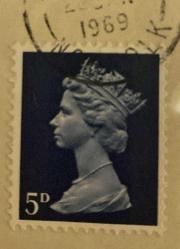 İngiltere Pulu - England Stamp - Mektup Zarfından Kesilmiş  / Postadan Geçmiş Pul Filateli -  1969 Damgalı - II. ELIZABETH, 5 PARA - YABANCI PULLAR, NOSTALJİK DOĞUM GÜNÜ HEDİYESİ