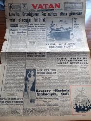 Vatan Gazetesi - 2 Ocak 1957 - Ahmet Emin Yalman Köşe Yazısı - Amerika Ortadoğu'nun Rus Nü-fuzu Altına Girmesine Mani Olacağını Bildirdi - Atina Radyosu Türk Tarihine Hücum Etti - Sinema Dünyasının Cinsi Cazibesi Dorothy Murray - Hür Macarlar Mücadeleye Yurt Dışında Devam Edecek - Kahire İngiliz Mısır Anlaşmasını Feshetti - Kruşçev Hepimiz Stalinciyiz Dedi - Suriye Türkiye İle Münasebetlerini Gözden Geçirecek - Deniz Kızı Yazan Anne Mariel Yazı Dizisi - Hoş Memo Karikatür - Çanakkale Türk'ün Kahramanlık Destanı Yazan Alan Moorehead Yazı Dizisi - 1957 Başında Karayollarımız Yazan Nuri Özbalkan - Rock And Roll'ci Elvis Presley - Doktor Estep'in Ölümü Çeviren Oktay Akbal Yazı Dizisi - Spartak Fenerbahçe'yi Güçlükle Yenebildi - Yeni Futbolcularımız 1 Yazan Nejat Tez - Galatasaray'ın Formda Müdafii İsmail Kurt - Futbol Oyuncusunun Sayısı On İkiye Çıkarılacak - Stiv Roper Çizen Saundes Ve Waggon - Demirsporlar Avrupa Şampiyonası