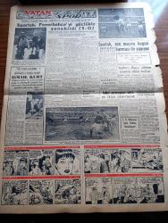 Vatan Gazetesi - 2 Ocak 1957 - Ahmet Emin Yalman Köşe Yazısı - Amerika Ortadoğu'nun Rus Nü-fuzu Altına Girmesine Mani Olacağını Bildirdi - Atina Radyosu Türk Tarihine Hücum Etti - Sinema Dünyasının Cinsi Cazibesi Dorothy Murray - Hür Macarlar Mücadeleye Yurt Dışında Devam Edecek - Kahire İngiliz Mısır Anlaşmasını Feshetti - Kruşçev Hepimiz Stalinciyiz Dedi - Suriye Türkiye İle Münasebetlerini Gözden Geçirecek - Deniz Kızı Yazan Anne Mariel Yazı Dizisi - Hoş Memo Karikatür - Çanakkale Türk'ün Kahramanlık Destanı Yazan Alan Moorehead Yazı Dizisi - 1957 Başında Karayollarımız Yazan Nuri Özbalkan - Rock And Roll'ci Elvis Presley - Doktor Estep'in Ölümü Çeviren Oktay Akbal Yazı Dizisi - Spartak Fenerbahçe'yi Güçlükle Yenebildi - Yeni Futbolcularımız 1 Yazan Nejat Tez - Galatasaray'ın Formda Müdafii İsmail Kurt - Futbol Oyuncusunun Sayısı On İkiye Çıkarılacak - Stiv Roper Çizen Saundes Ve Waggon - Demirsporlar Avrupa Şampiyonası