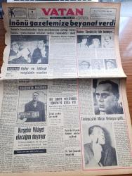 Vatan Gazetesi - 9 Mart 1957 - Ahmet Emin Yalman Köşe Yazısı - İsmet İnönü Gazetemize Beyanat Verdi - Ruslara Komünistler Bile İnanmıyor - Macarlara Bütün Dünya Kucağını Açtı - Suriye Milletvekili Abdül Hadibe Maharani Türkiye'ye İltica Etti - Kırşehir'in Macerası Yazan Erol Ülgen - Pearl Harbor Baskınının Anlatılmayan Tarafları Yazan Walter Lord Yazı Dizisi - Amerikalı Ermeni Koleksiyoncu Arcutter Kazancian İstanbul'da - Ahmet Mithat Efendi'nin Bir Romanı Musullu Süleyman Sadeleştiren Behçet Necatigil Yazı Dizisi - İlahi Komedya Ve Peer Gynt -  NATO Kuvvetleri Başkumandanı General Norstad Türkiye NATO Ve Bağdat Paktı Arasında Bir Kilit Noktasıdır - Irak Prensi Abdulillah Bugün Gidiyor - Çanakkale Türk'ün Kahramanlık Destanı Yazan Alan Moorehead Yazı Dizisi - Reşat Nuri Güntekin İçin Yazan Ruşen Eşref Ünaydın Yazı Dizisi - 1001 Gece Masalları Hazırlayan Suat Taşer Yazı Dizisi - Ev Kadın Moda - Burç Falı - Macar Ujpeşt Takımı Kafile Başkanı Sebes İzmir Futbolunu İlerlemiş Gördüm Dedi