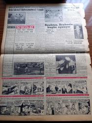 Vatan Gazetesi - 9 Mart 1957 - Ahmet Emin Yalman Köşe Yazısı - İsmet İnönü Gazetemize Beyanat Verdi - Ruslara Komünistler Bile İnanmıyor - Macarlara Bütün Dünya Kucağını Açtı - Suriye Milletvekili Abdül Hadibe Maharani Türkiye'ye İltica Etti - Kırşehir'in Macerası Yazan Erol Ülgen - Pearl Harbor Baskınının Anlatılmayan Tarafları Yazan Walter Lord Yazı Dizisi - Amerikalı Ermeni Koleksiyoncu Arcutter Kazancian İstanbul'da - Ahmet Mithat Efendi'nin Bir Romanı Musullu Süleyman Sadeleştiren Behçet Necatigil Yazı Dizisi - İlahi Komedya Ve Peer Gynt -  NATO Kuvvetleri Başkumandanı General Norstad Türkiye NATO Ve Bağdat Paktı Arasında Bir Kilit Noktasıdır - Irak Prensi Abdulillah Bugün Gidiyor - Çanakkale Türk'ün Kahramanlık Destanı Yazan Alan Moorehead Yazı Dizisi - Reşat Nuri Güntekin İçin Yazan Ruşen Eşref Ünaydın Yazı Dizisi - 1001 Gece Masalları Hazırlayan Suat Taşer Yazı Dizisi - Ev Kadın Moda - Burç Falı - Macar Ujpeşt Takımı Kafile Başkanı Sebes İzmir Futbolunu İlerlemiş Gördüm Dedi