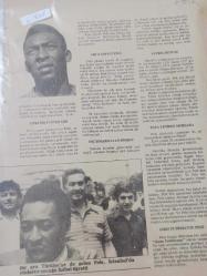 23 Ağustos 1981 - Bir ara Türkiye'ye de gelen Pele, İstanbul'da yüzlerce çocuğa futbol öğretti - Milli Servet Pele - Hiç Şımarmayan Sporcu - Tıpkı Bir Panter Gibi - Topa Yeniden Merhaba - Futbol Bitiyor - Gazete haberi - Tek Yaprak Arkalı Önlüdür