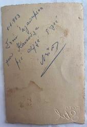 PELUŞ OYUNCAĞIYLA KANEPEDE OTURAN 2-3 YAŞLARINDA ERKEK ÇOCUĞU  FOTOĞRAFI ,  01.01.1953- ORİJİNAL SİYAH & BEYAZ, 12X 8cm EBADINDA - 1940'LAR, 1950'LER, 1960'LAR ve 1970'LER TÜRKİYE'SİNDEN NOSTALJİK DOĞUM GÜNÜ HEDİYESİ