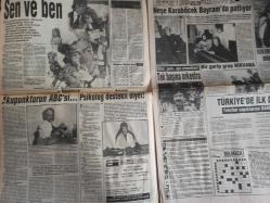 Haftanın Sesi Haftalık Magazin ve Siyasi Aktüalite Gazetesi - 3 Nisan 1992 - Ajda Pekkan, bu filmi yakmak istedi - Gönül Yazar'la başrolü paylaştılar - Metin Oktay - Ayten Gökçer - Eric Bertrand - Sabancı'nın kızına milyarlık takı - Kadın çiçek açtı... - Ali Yalman - Gülseren Erdek - Şeyda Bucak - Semra Özdeş - Melis Pamir - Hamit Belli - Belkıs Mutlu- Binbir gece masalı - Ahu Tuğba kocasını mahkemeye verdi - Anne kız göz kamaştırdı - Sen ve Ben - Neşe Karaböcek Bayram'da patlıyor - Fatih Erkoç'un elleri bomboş kaldı - Bir garip grup nirvana - Gitar, şarkı, ağız armonikası - Tek başına orkestra - Celal Şahin - Ali Sezgin - Sosyal Yaşam - Düşü gerçeğe dönüştürdüler - Oya Kuğu - Mustafa Sadıkoğlu - Genç Koşar - Gülin Karman - Dalgaların Prensi - Cehennem Çocukları - Aziz Nesin'den bir uyarlama - Karmaşık bir hukuk davası - Nilüfer Aydan'ın 35. sanat yılı - Kanunsuzlar şehrinden görüntüler - Fiden Tek - Başkan Metin Aşık da inşaat sektöründe liderliğe oynuyor - Tam Takım Gazete