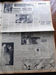 Vatan Gazetesi - 29 Mayıs 1957 - Seçimler Eylül'de Yapılmıyor - Vatan Gazetesi İdam Mahkumu Baba Oğulu Köy Köy Takip Ediyor- Fethin 504. Yıldönümü - Alman Güzeli Renate Forsyth Yurtdışı Edildi - Ürdün Suriye Dostluğu Bozuldu - Kandilli Rasathanesi - 30 Saatte 159 Zelzele Oldu - Afrika'da Fransız Siyaseti Yazan John Gunther Yazı Dizisi - Eflatun Kız Yazan Nihal Yeğinobalı Yazı Dizisi - Fatih Ve Şiir Yazan Ahmet Kutsi Tecer - Dünya Güreş Şampiyonası İçin Özel PTT Damgası - Kırşehir'e Bağlanacak İlçeler Tesbit Edildi - Batı Trakya Türkleri İşkence Altında - Charlie Chaplin Yine Çocuk İstiyor - Batakhane İnsanları Yazan Adnan Veli - 1001 Gece Masalları Hazırlayan Suat Taşer Yazı Dizisi - Burç Falı - Fay Temizleme Tozu - Opon Ağrı Kesici - Bulmaca - Dünya Güreş Şampiyonası Hazırlıkları Süratle İlerliyor - Federasyon Kupasında Bu Hafta Galatasaray Ankara'da Beşiktaş İse İzmir'de Oynuyor - Buk Rocers Çizen Rick Yager - Stiv Roper Çizen Saunder Ve Woggon - Gazeteci Cef Cob Çizen Peter Hoffman