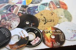 62 ADET TOPLU DVDLER PC,MÜZİK,FİLM KARISIK  (BUYUK RAF  4