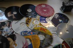 62 ADET TOPLU DVDLER PC,MÜZİK,FİLM KARISIK  (BUYUK RAF  4