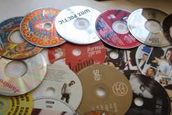 62 ADET TOPLU DVDLER PC,MÜZİK,FİLM KARISIK  (BUYUK RAF  4