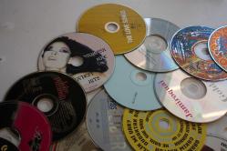 62 ADET TOPLU DVDLER PC,MÜZİK,FİLM KARISIK  (BUYUK RAF  4