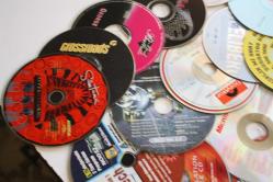 62 ADET TOPLU DVDLER PC,MÜZİK,FİLM KARISIK  (BUYUK RAF  4