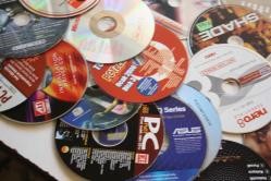 62 ADET TOPLU DVDLER PC,MÜZİK,FİLM KARISIK  (BUYUK RAF  4