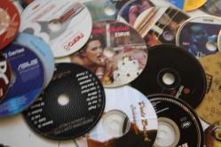 62 ADET TOPLU DVDLER PC,MÜZİK,FİLM KARISIK  (BUYUK RAF  4