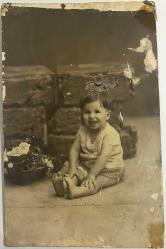 YERDE OTURUP ÖNÜNDE ÇİÇEK SEPETİ OLAN 1 YAŞINDA KIZ ÇOCUĞU FOTOĞRAFI ,  - ORİJİNAL SİYAH & BEYAZ, 14X 9cm EBADINDA - 1940'LAR, 1950'LER, 1960'LAR ve 1970'LER TÜRKİYE'SİNDEN NOSTALJİK DOĞUM GÜNÜ HEDİYESİ