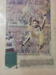 10 Kasım 1981 - Fenerbahçe'nin kaçırdığı mutlak fırsatlardan biri... Zafer, Ulvi'nin müdahalesine rağmen vuruyor... Kaleci Adem, uzanıp dışarı atıyor - Sakarya'daki Fenerbahçeliler, Sakaryaspor'u lider yaptı - Gazete haberi - Tek Yaprak Arkalı Önlüdür