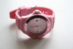 ice watch    KOL SAATİ  SAAT detay resımlerde (DELİKLİ RAF KUTU