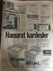 HÜRRİYET GAZETESİ 14 EYLÜL 1968 YIL :21 SAYI :7322---Yunanistan  da dalgalanan Türk bayrağı ---14 yaşındaki terzi çırağı ,kötü yola sapan annesini öldürdü ---Kamyon faresi Şahabettin Fırat  kayınbiraderinin  nişanlısını kaçırdı ---7 Şaki dağa kaldırdıkları üç köylüyü serbest bıraktı ---Martı ve  farelerin hücumuna uğrayan 4 beatnik ilk balıkçı  motoruna S.O.S verdi ---Ağrısız doğum için yeni bir sistem bulundu ---Fenerbahçe 17 futbolcu ile Manchester yolunda ---Beşiktaş -I.Spor ---Fransız gazeteleri Göztepe yenilgisine  şansızlık dedi ---Çocuklarının sünneti için Liberya dan geldi --Önce tabanca ile  yaralandı hastaneye giderken kamyon altında ezilerek can verdi ---Başbakan Demirel Ankara ya döndü ---Makarios  :Kilisenin arazisini  satıyor  diye yazan  gazete  hakkında 600 bin liralık dava açıldı ---Dışişleri Bakanlığında Bazı Yüksek Dereceli Memurlar  ,Asya Ülkelerinde  Göreve Gitmek İstemedi ---