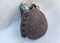 MATARA, ORİJİNAL KABINDA 2.DÜNYA SAVAŞI DÖNEMİ İNGİLİZ ASKER MATARASI 2.Dünya Savaşı dönemi orijinal askeri kabında yüksek kondisyonda İngiliz asker matarası. Yükseklik: 21cm