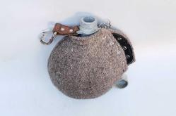 MATARA, ORİJİNAL KABINDA 2.DÜNYA SAVAŞI DÖNEMİ İNGİLİZ ASKER MATARASI 2.Dünya Savaşı dönemi orijinal askeri kabında yüksek kondisyonda İngiliz asker matarası. Yükseklik: 21cm