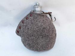 MATARA, ORİJİNAL KABINDA 2.DÜNYA SAVAŞI DÖNEMİ İNGİLİZ ASKER MATARASI 2.Dünya Savaşı dönemi orijinal askeri kabında yüksek kondisyonda İngiliz asker matarası. Yükseklik: 21cm