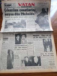 Vatan Gazetesi - 9 Ocak 1959 - Sirkeci İnfilakından Sonra Çıkarılan Ceset Sayısı Dün 29'u Buldu - İnfilak Olayının Hayattaki Tek Suçlusu Olarak Görülen Kumlu Maden Şirketinin Gemlik'teki Sahibi Fehmi Moralı  Yakalandı - İnfilakın Olduğu Yerde 2 Kol 2 Bacak Bulundu - General De Gaulle Cumhurbaşkanı Oldu - Adnan Menderes Ve Basın Yazan Ahmet Emin Yalman Köşe Yazısı - Ay Tutulduğu Gece Yazan Kemal Bilbaşar Yazı Dizisi - Fidel Castro Kimdir - Almanya'da Başarı Kazanan Bir Türk Ressamı Adnan Turani- Küba'da Yeni Bir Diktatöre İmkan Verilmeyecek - Hilton'da Bir Yılda 50.244 Kişi Kaldı - Sovyet Rusya'da İdam Hazırlıkları - Osman Bölükbaşı'nın Duruşmasına Devam Edildi - Briç Masasında Cinayet Yazan Agatha Christie Yazı Dizisi - Otto Gillenthal Motorsuz Uçakla Uçuyor - Galatasaray Beşiktaş Maçına 2 Gün Kaldı - Dün FİLA başkanı Coulon'a Mektup Yazan Vehbi Emre - Fenerbahçeli Güreşçileri Mustafa Çakmak Çalıştıracak - Beşiktaş Antrenörü Remondini İtalya'ya Gidiyor - Rüzgar Çelebi Çizen Guy Bara
