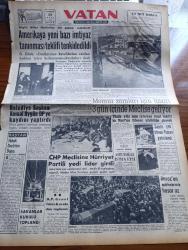 Vatan Gazetesi - 17 Ocak 1959 - Hukuk Devletine Doğru Yazan Ahmet Emin Yalman Köşe Yazısı - Büyük Millet Meclisinin Dün Yaptığı Toplantıda Amerika'ya Yeni Bazı İmtiyaz Tanınması Teklifi Tenkid Edildi - Tamir Edilmek Üzere Haliçe Alınan Köprü Kadıköy İskelesi Camialtı Tersanesi Önünde Batmıştır - Memur Zamları İçin Tasarı 3 Gün İçinde Meclise Geliyor - Eskişehir Emniyet Müdürü Şevket Asbuzoğlu İstifa Etti - CHP Meclisine Hürriyet Partili Yedi Lider Girdi - İmroz'un Makinelerinde Hasar Az Yanık Geminin Sigorta Bedeli 1.600.000 Lira - Ay Tutulduğu Gece Yazan Kemal Bilbaşar Yazı Dizisi - Rusya'nın İki Numaralı Adamı Mikoyan - Salıpazarı Karaköy Rıhtım Tesisleri Takviye Edilecek - Galatasaray Lisesi İdaresi Kızamık Vakasına Dair Açıklama Yaptı - Taş Devri Çizen Mıstık - Sümerbank Ayakkabı Fiyatını %30 40 Arttırdı - Füze Yapan Dahi Türk Genci İrfan Mavruk Bir Konferans Verecek - İstanbul Radyosunda İpana Diş Macunu Bilgi Yarışmasında Programı - Briç Masasında Cinayet Yazan Agatha Christie