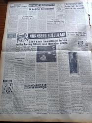 Vatan Gazetesi - 17 Ocak 1959 - Hukuk Devletine Doğru Yazan Ahmet Emin Yalman Köşe Yazısı - Büyük Millet Meclisinin Dün Yaptığı Toplantıda Amerika'ya Yeni Bazı İmtiyaz Tanınması Teklifi Tenkid Edildi - Tamir Edilmek Üzere Haliçe Alınan Köprü Kadıköy İskelesi Camialtı Tersanesi Önünde Batmıştır - Memur Zamları İçin Tasarı 3 Gün İçinde Meclise Geliyor - Eskişehir Emniyet Müdürü Şevket Asbuzoğlu İstifa Etti - CHP Meclisine Hürriyet Partili Yedi Lider Girdi - İmroz'un Makinelerinde Hasar Az Yanık Geminin Sigorta Bedeli 1.600.000 Lira - Ay Tutulduğu Gece Yazan Kemal Bilbaşar Yazı Dizisi - Rusya'nın İki Numaralı Adamı Mikoyan - Salıpazarı Karaköy Rıhtım Tesisleri Takviye Edilecek - Galatasaray Lisesi İdaresi Kızamık Vakasına Dair Açıklama Yaptı - Taş Devri Çizen Mıstık - Sümerbank Ayakkabı Fiyatını %30 40 Arttırdı - Füze Yapan Dahi Türk Genci İrfan Mavruk Bir Konferans Verecek - İstanbul Radyosunda İpana Diş Macunu Bilgi Yarışmasında Programı - Briç Masasında Cinayet Yazan Agatha Christie