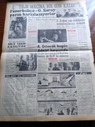 Vatan Gazetesi - 17 Ocak 1959 - Hukuk Devletine Doğru Yazan Ahmet Emin Yalman Köşe Yazısı - Büyük Millet Meclisinin Dün Yaptığı Toplantıda Amerika'ya Yeni Bazı İmtiyaz Tanınması Teklifi Tenkid Edildi - Tamir Edilmek Üzere Haliçe Alınan Köprü Kadıköy İskelesi Camialtı Tersanesi Önünde Batmıştır - Memur Zamları İçin Tasarı 3 Gün İçinde Meclise Geliyor - Eskişehir Emniyet Müdürü Şevket Asbuzoğlu İstifa Etti - CHP Meclisine Hürriyet Partili Yedi Lider Girdi - İmroz'un Makinelerinde Hasar Az Yanık Geminin Sigorta Bedeli 1.600.000 Lira - Ay Tutulduğu Gece Yazan Kemal Bilbaşar Yazı Dizisi - Rusya'nın İki Numaralı Adamı Mikoyan - Salıpazarı Karaköy Rıhtım Tesisleri Takviye Edilecek - Galatasaray Lisesi İdaresi Kızamık Vakasına Dair Açıklama Yaptı - Taş Devri Çizen Mıstık - Sümerbank Ayakkabı Fiyatını %30 40 Arttırdı - Füze Yapan Dahi Türk Genci İrfan Mavruk Bir Konferans Verecek - İstanbul Radyosunda İpana Diş Macunu Bilgi Yarışmasında Programı - Briç Masasında Cinayet Yazan Agatha Christie