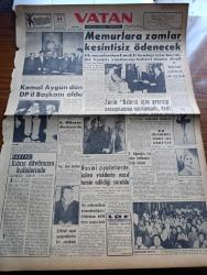 Vatan Gazetesi - 24 Ocak 1959 - Kıbrıs Davamızın Kulislerinde Yazan Ahmet Emin Yalman Köşe Yazısı - Kemal Aygün Dün Demokrat Parti İl Başkanı Oldu - Memurlara Zamlar Kesintisiz Ödenecek - Fatin Rüştü Zorlu Kıbrıs İçin Prensip Anlaşmasına Varılamadı Dedi - Sümerbank İşçilerine De Zam Yapılacak - Komünizm Propagandası Yapmaktan Sanık Olanlar - Vatan Partisi İleri Gelenlerinden Hikmet Kıvılcımlı - Süleyman Şahin Tar - Resmi Ziyaretlerde İçilen Viskilerin Nasıl Temin Edildiği Soruldu - Cerrahpaşa Hastanesi'nde Veremlilere Konser - Ay Tutulduğu Gece Yazan Kemal Bilbaşar Yazı Dizisi - Fatih Beşiktaş Otobüs Hattı Güzergahı Değişti - ABD Türkiye'ye Füze Balistik Roket Veriyor - Sophia Loren Uğruna İntihar Eden Mühendis - Briç Masasında Cinayet Yazan Agatha Christie Yazı Dizisi - Beşiktaş Kulübünden Ayrılan Remondini Beykoz'u Mu Çalıştıracak - Büyük Maça 1 gün Kaldı Beşiktaş Fenerbahçe - İspanya Ligi'nde Barcelona Lider - 3,5 Yürekli Şerif Çizen OCKS - Fenerbahçe Darüşşafaka Basketbol Maçı