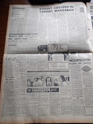 Vatan Gazetesi - 9 Şubat 1959 - Üç Milyarlık Açık Yazan Ahmet Emin Yalman Köşe Yazısı - Kıbrıs İçin Kesin Karara Varılıyor - İngiliz Hakimiyeti Sona Erince Cumhuriyet İdaresi Kurulacak - Evin Kapısı Üstüne Mühürlenen Kadın Bugün Kurtulacak - Mebus Maaşları Dün Gece 4480 Liraya Yükseltildi - Nikita Kruşçev Ve Kürk - Küba'nın Doğu Bölgelerine Giden Fidel Castro Çocuklara Oyuncak Dağıttı - Ay Tutulduğu Gece Yazan Kemal Bilbaşar - Robert College'in Yarınki Manzarası -  Demokrat Parti'nin TomTom Ocağı Davul Ve Zurna İle Açıldı - Adalet Bakanı Esat Budakoğlu - Bir Kedi Vatan Cephesine Katılmış - Türkiye Serbest Muhasebeciler Sendikası İdarecileri Aleyhine Dava Açıldı - Demokratlar Hürriyet Partisi'ne Mason Dedi - Nürnberg Suçluları Çeviren Hale Kuntay Yazı Dizisi - Briç Masasında Cinayet Yazan Agatha Christie Yazı Dizisi - Galatasaray Adaleti 6 0 Mağlup Etti - Galatasaray Modayı 69 64 Yendi - Cankurtaran Kanlıcayı 2 1 Yendi - Burç Falı - Stiv Roper Çizen Saunder Ve Waggon -