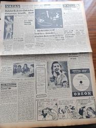 Vatan Gazetesi - 9 Şubat 1959 - Üç Milyarlık Açık Yazan Ahmet Emin Yalman Köşe Yazısı - Kıbrıs İçin Kesin Karara Varılıyor - İngiliz Hakimiyeti Sona Erince Cumhuriyet İdaresi Kurulacak - Evin Kapısı Üstüne Mühürlenen Kadın Bugün Kurtulacak - Mebus Maaşları Dün Gece 4480 Liraya Yükseltildi - Nikita Kruşçev Ve Kürk - Küba'nın Doğu Bölgelerine Giden Fidel Castro Çocuklara Oyuncak Dağıttı - Ay Tutulduğu Gece Yazan Kemal Bilbaşar - Robert College'in Yarınki Manzarası -  Demokrat Parti'nin TomTom Ocağı Davul Ve Zurna İle Açıldı - Adalet Bakanı Esat Budakoğlu - Bir Kedi Vatan Cephesine Katılmış - Türkiye Serbest Muhasebeciler Sendikası İdarecileri Aleyhine Dava Açıldı - Demokratlar Hürriyet Partisi'ne Mason Dedi - Nürnberg Suçluları Çeviren Hale Kuntay Yazı Dizisi - Briç Masasında Cinayet Yazan Agatha Christie Yazı Dizisi - Galatasaray Adaleti 6 0 Mağlup Etti - Galatasaray Modayı 69 64 Yendi - Cankurtaran Kanlıcayı 2 1 Yendi - Burç Falı - Stiv Roper Çizen Saunder Ve Waggon -