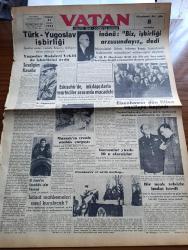 Vatan Gazetesi - 22 Ocak 1953 - Sevdiğim Kasaba Yazan Ahmet Emin Yalman Köşe Yazısı - Türk Yugoslav İşbirliği - İsmet İnönü Biz İşbirliği Arzusundayız Dedi - Eskişehir'de inkılapçılarla Mürteciler Arasında Mücadele - İstinaf Mahkemeleri Nasıl Kurulacak - Amerikan Başkanlığı İçin Eisenhower Dün Fiilen Vazifeye Başladı - Garsonlar Yüzde 10 u Alacaklar - Kadınlar Tekkesi Yazan Refik Halid Karay Yazı - 1952 de Paramızın Harici Kıymeti - Ecnebilerle Evli Olan Üniversite Öğretim Üyeleri - Türk Devrim Ocakları Laiklik Haftası Çalışmaları Devam Ediyor - Mapusane Çeşmesi Yazan Mehmet Yanık Yazı Dizisi - Oda Müziği Konseri - Paris'te Eski Türk Sanat Eserleri Sergisi Yarın Açılıyor - Dünya Gençlik Birliği ( WAY) Yurdumuzda Kurs Açacak - Habeş Güneşi Yazan Jean D'esme Yazı Dizisi - Federasyon Serbest Güreşte Yeni Bir Hamle Yapıyor - Dünya Kayak Müsabakaları - Hayrabetyan İle İvel Boks Maçı - Radyolin Diş Macunu - Singer Saat Mağazası - Gripin - Star Traş Bıçağı - Derman Ağrı Kesici - Good Year
