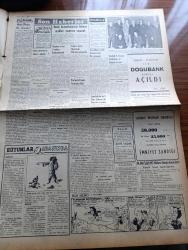 Vatan Gazetesi - 22 Ocak 1953 - Sevdiğim Kasaba Yazan Ahmet Emin Yalman Köşe Yazısı - Türk Yugoslav İşbirliği - İsmet İnönü Biz İşbirliği Arzusundayız Dedi - Eskişehir'de inkılapçılarla Mürteciler Arasında Mücadele - İstinaf Mahkemeleri Nasıl Kurulacak - Amerikan Başkanlığı İçin Eisenhower Dün Fiilen Vazifeye Başladı - Garsonlar Yüzde 10 u Alacaklar - Kadınlar Tekkesi Yazan Refik Halid Karay Yazı - 1952 de Paramızın Harici Kıymeti - Ecnebilerle Evli Olan Üniversite Öğretim Üyeleri - Türk Devrim Ocakları Laiklik Haftası Çalışmaları Devam Ediyor - Mapusane Çeşmesi Yazan Mehmet Yanık Yazı Dizisi - Oda Müziği Konseri - Paris'te Eski Türk Sanat Eserleri Sergisi Yarın Açılıyor - Dünya Gençlik Birliği ( WAY) Yurdumuzda Kurs Açacak - Habeş Güneşi Yazan Jean D'esme Yazı Dizisi - Federasyon Serbest Güreşte Yeni Bir Hamle Yapıyor - Dünya Kayak Müsabakaları - Hayrabetyan İle İvel Boks Maçı - Radyolin Diş Macunu - Singer Saat Mağazası - Gripin - Star Traş Bıçağı - Derman Ağrı Kesici - Good Year