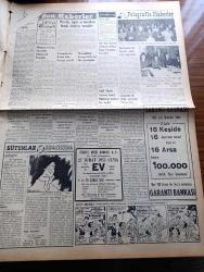 Vatan Gazetesi - 25 Ocak 1953 - Kalplerdeki Üzüntüler Yazan Ahmet Emin Yalman Köşe Yazısı - İran Parlamento Kapısında Halk Ve Asker - General Collins Kore'ye Gidiyor - İrtica Tahkikatında Yeni Safhalar - İslam Demokrat Partisi Başkanı Cevat Rıfat Atılhan Tevkif Olundu - Başbakan Adnan Menderes Basın Toplantısı Yapacak - Eski Amerikan Cumhurbaşkanı Truman Halkın Karşısında - Kadınlar Tekkesi Yazan Refik Halid Karay Yazı Dizisi - Tanzimatta Hür Fikirler Yazan Avukat Reşat Kaynar - Büyük Bir Pul Kaçakçılığı Meydana Çıkarıldı - Orkestra Şefi Wilhelm Furtwaengler Sahnede Hastalandı - Senenin En Büyük Filmi Saba Melikesi Belkis- Amerika'dan Vatan'a Yazan Sara Ertuğrul Yazı Dizisi - Cemiyet Hayatı -  İstanbul Sinemalar Tiyatrolar Programı - Habeş Güneşi Yazan Jean D'esme Yazı Dizisi - Kısa İlanlar -  Eskrim Karşılaşmaları Fotoğraflı - Minerva Dikiş Makineleri - Good Year Lastikleri - İstanbul Ankara İzmir Teknik Üniversite Teknik Okulu Radyo Programı - Star Traş Bıçağı - Emlak Bankası-