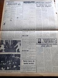 Vatan Gazetesi - 25 Ocak 1953 - Kalplerdeki Üzüntüler Yazan Ahmet Emin Yalman Köşe Yazısı - İran Parlamento Kapısında Halk Ve Asker - General Collins Kore'ye Gidiyor - İrtica Tahkikatında Yeni Safhalar - İslam Demokrat Partisi Başkanı Cevat Rıfat Atılhan Tevkif Olundu - Başbakan Adnan Menderes Basın Toplantısı Yapacak - Eski Amerikan Cumhurbaşkanı Truman Halkın Karşısında - Kadınlar Tekkesi Yazan Refik Halid Karay Yazı Dizisi - Tanzimatta Hür Fikirler Yazan Avukat Reşat Kaynar - Büyük Bir Pul Kaçakçılığı Meydana Çıkarıldı - Orkestra Şefi Wilhelm Furtwaengler Sahnede Hastalandı - Senenin En Büyük Filmi Saba Melikesi Belkis- Amerika'dan Vatan'a Yazan Sara Ertuğrul Yazı Dizisi - Cemiyet Hayatı -  İstanbul Sinemalar Tiyatrolar Programı - Habeş Güneşi Yazan Jean D'esme Yazı Dizisi - Kısa İlanlar -  Eskrim Karşılaşmaları Fotoğraflı - Minerva Dikiş Makineleri - Good Year Lastikleri - İstanbul Ankara İzmir Teknik Üniversite Teknik Okulu Radyo Programı - Star Traş Bıçağı - Emlak Bankası-
